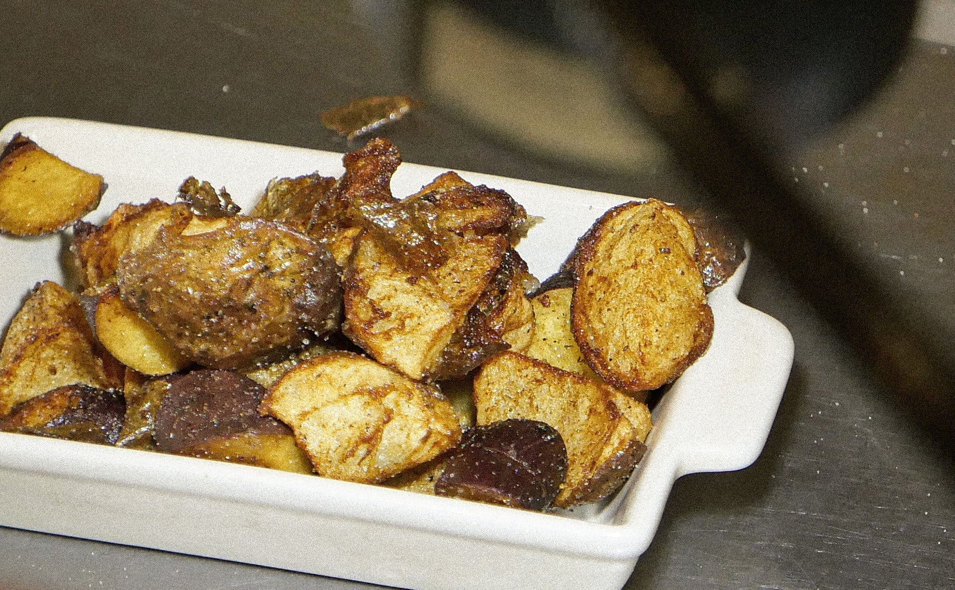 カウンターわずか6席。小さなお店の絶品”カリカリポテトフライ”