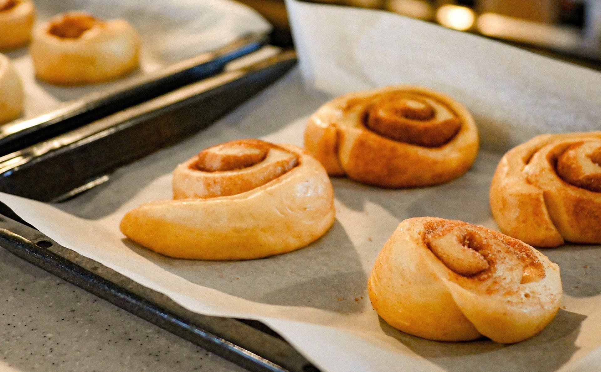 今日のおやつは、パン生地からつくる「シナモンロール」。