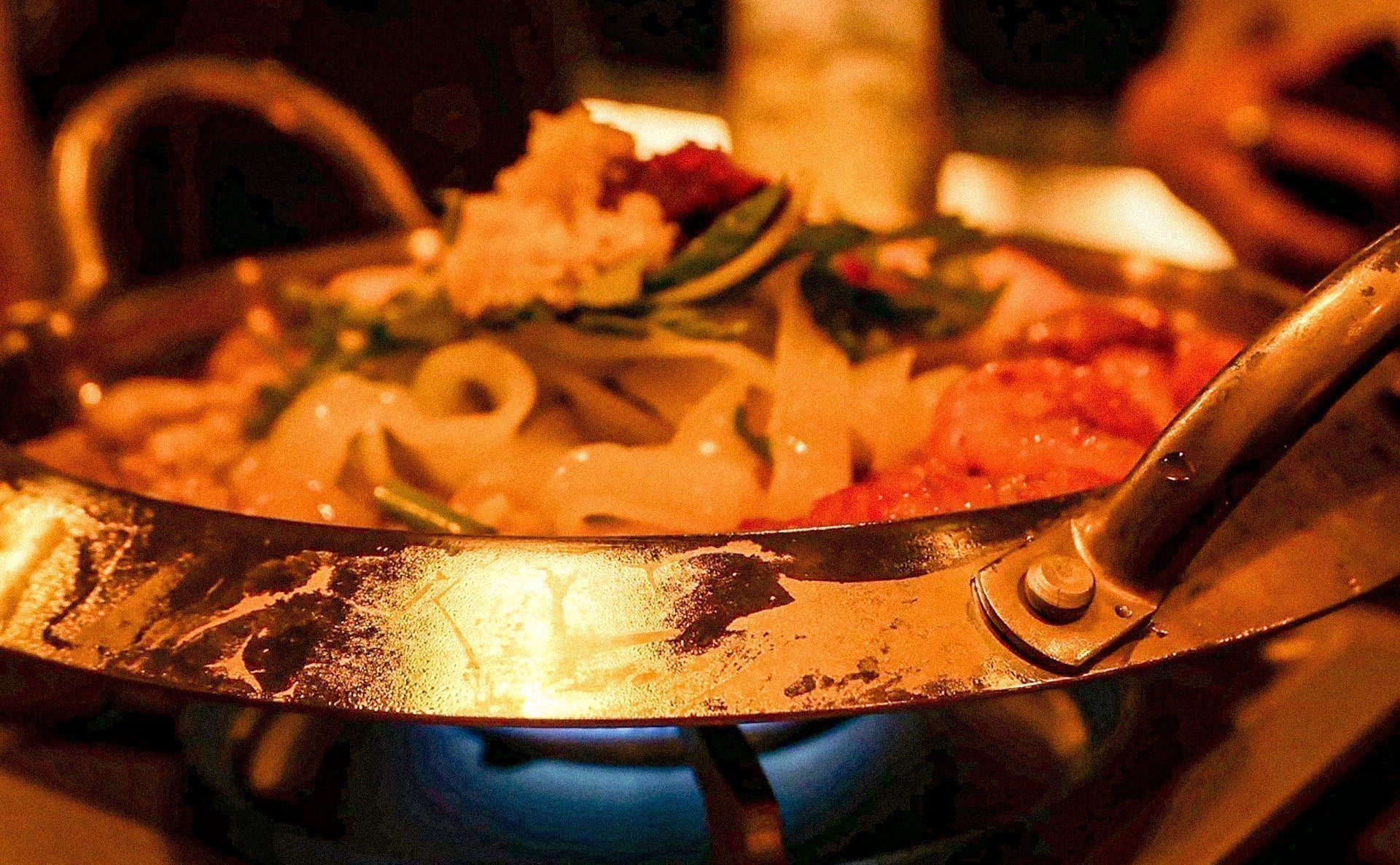 ”BEHIND mag”編集会議は、うまい韓国料理とともに。